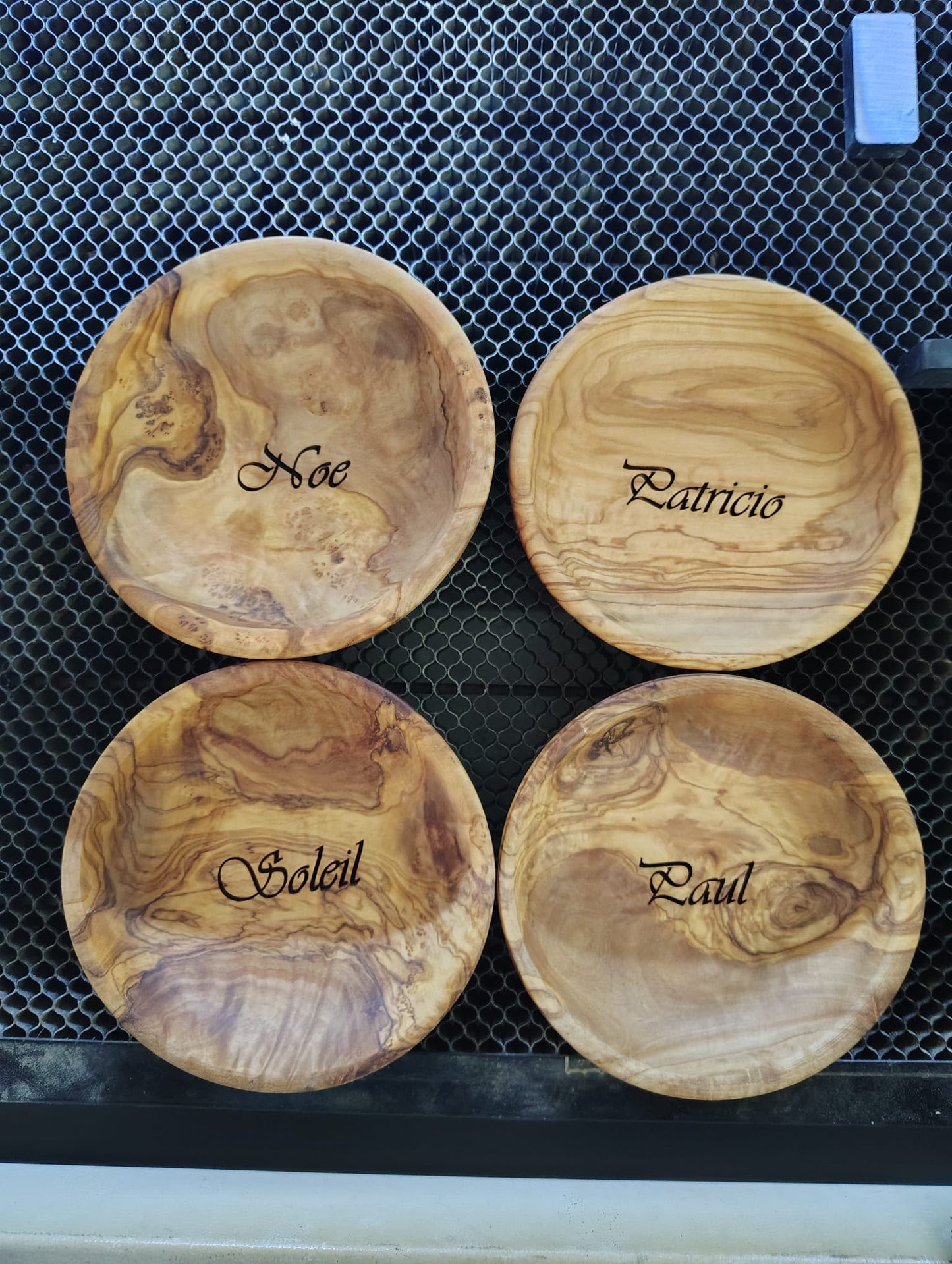 Personalized 6-Piece Olive Wood Dining Set (4 Plates & 2 Cups)