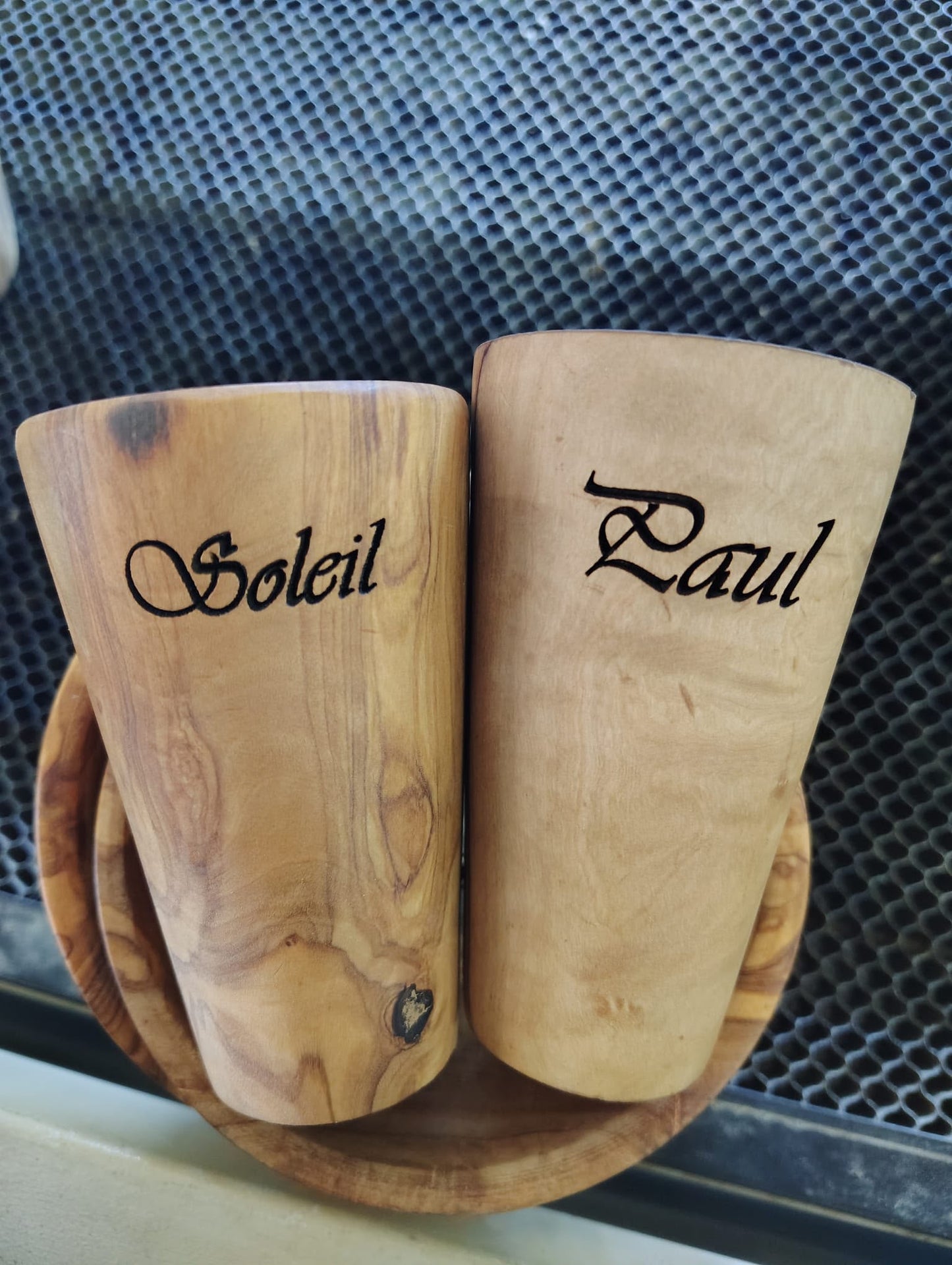 Personalized 6-Piece Olive Wood Dining Set (4 Plates & 2 Cups)